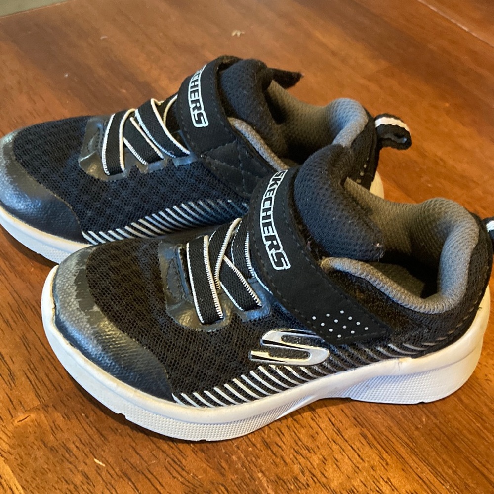 Skecher infant/toddler sneakers, size 7 black